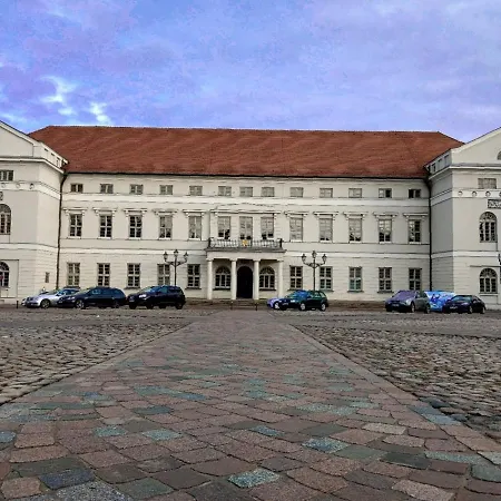 In Der Hansestadt Mit Blick Auf Ostsee