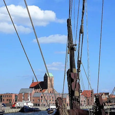 In Der Hansestadt Mit Blick Auf Ostsee Wißmar