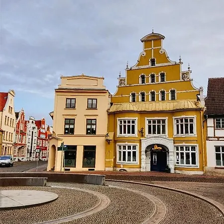 In Der Hansestadt Mit Blick Auf Ostsee Wißmar