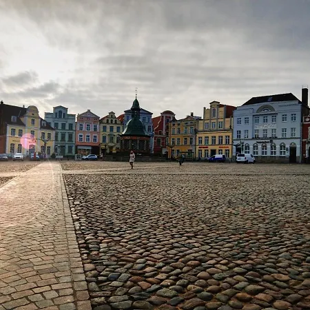 In Der Hansestadt Mit Blick Auf Ostsee *