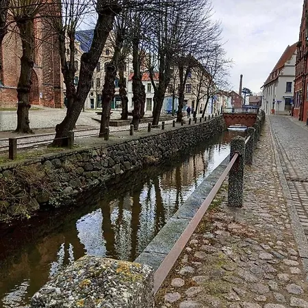 In Der Hansestadt Mit Blick Auf Ostsee