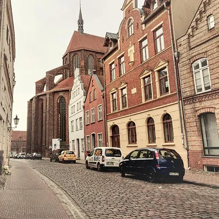 In Der Hansestadt Mit Blick Auf Ostsee