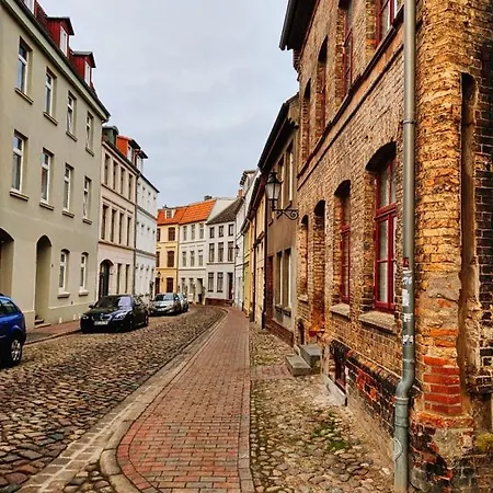 In Der Hansestadt Mit Blick Auf Ostsee Wißmar
