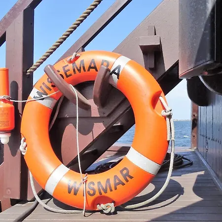 In Der Hansestadt Mit Blick Auf Ostsee * Wißmar