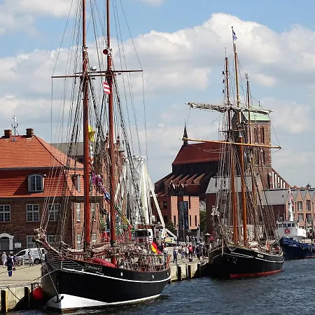 In Der Hansestadt Mit Blick Auf Ostsee בית נופש