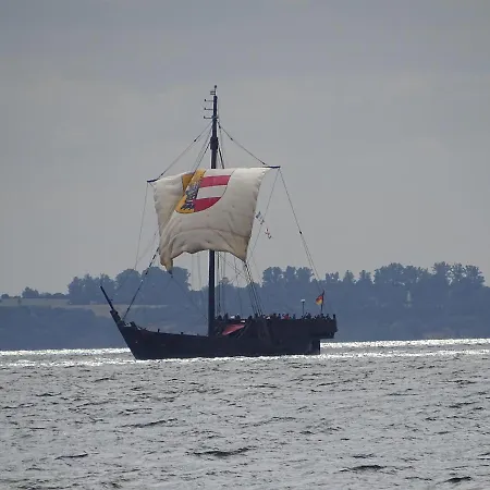 In Der Hansestadt Mit Blick Auf Ostsee * Wißmar