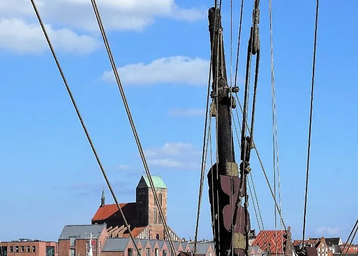 In Der Hansestadt Mit Blick Auf Ostsee Wißmar