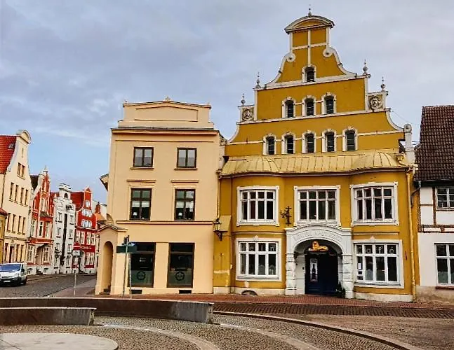 In Der Hansestadt Mit Blick Auf Ostsee Wißmar