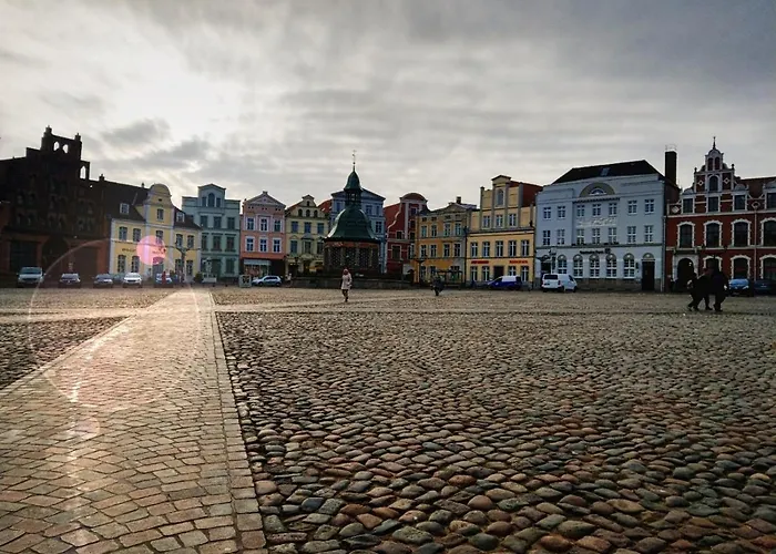 In Der Hansestadt Mit Blick Auf Ostsee *