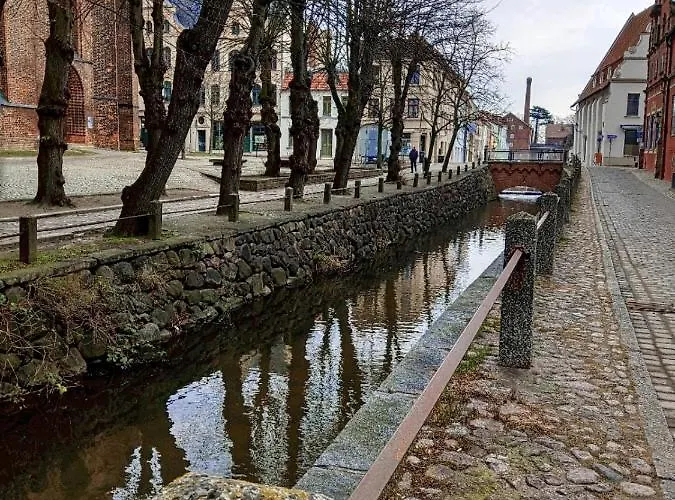 In Der Hansestadt Mit Blick Auf Ostsee