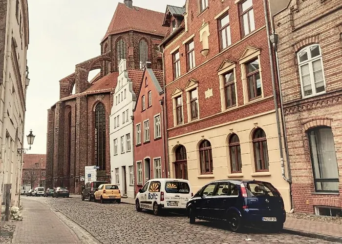In Der Hansestadt Mit Blick Auf Ostsee