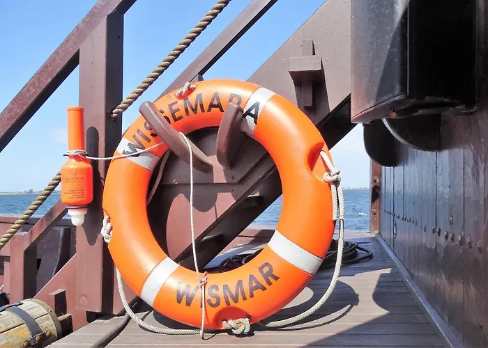 In Der Hansestadt Mit Blick Auf Ostsee * Wißmar